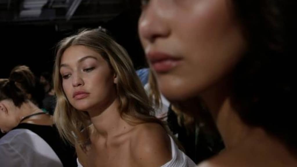Gigi en Bella Hadid feliciteren jarige Mickey Mouse