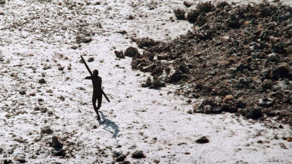 Een bewoner van Noord-Sentineleiland, na de tsunami van 2004 vanuit de lucht gefotografeerd.