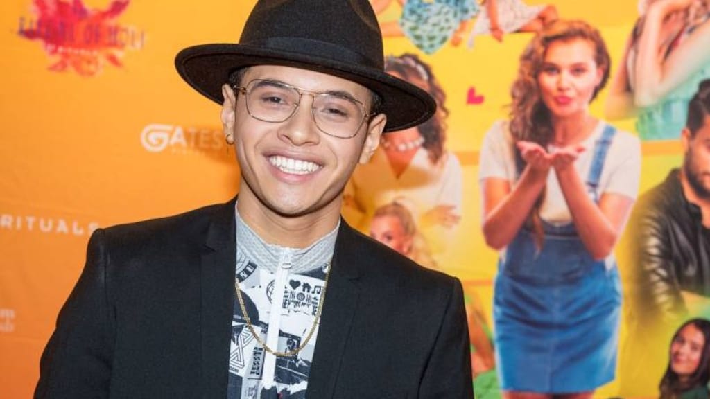 Vinchenzo zingt titelsong van First Kiss