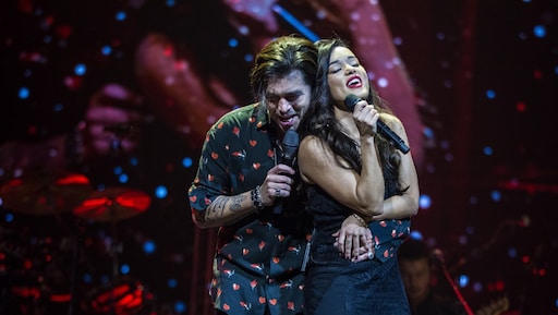 Bibi en dochtertje Teddy moedigen papa Waylon aan