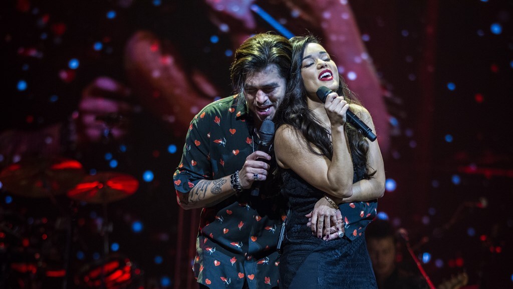 Bibi en dochtertje Teddy moedigen papa Waylon aan