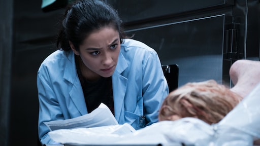 Shay Mitchell zorgt voor kippenvel in nieuwe horrorfilm