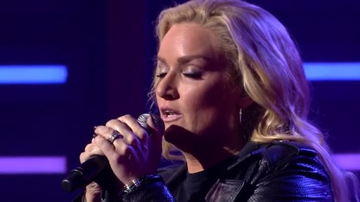 Samantha Steenwijk brengt een ode aan haar moeder