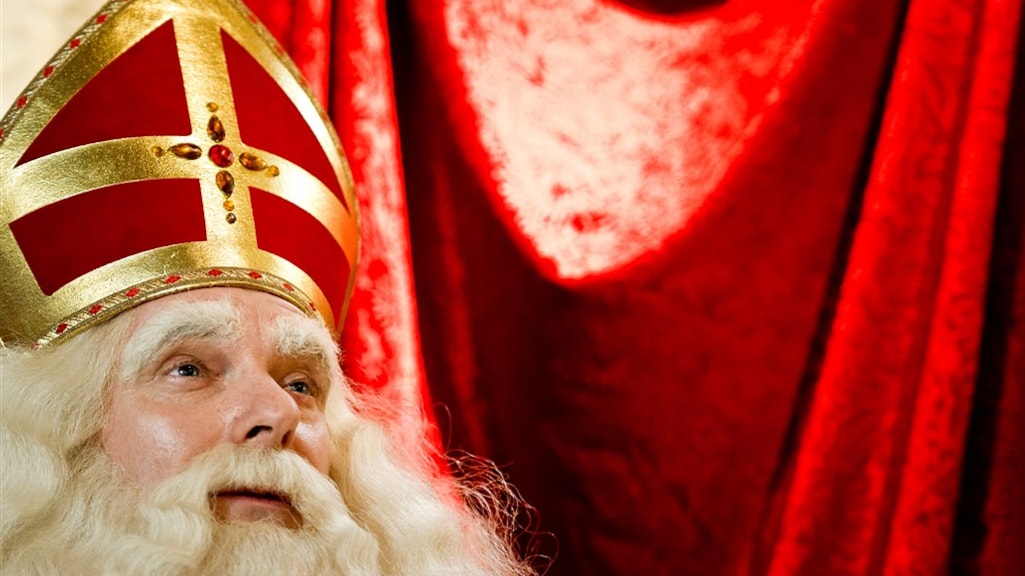Sint slaat plank mis met hamer, oorbellen en muziek