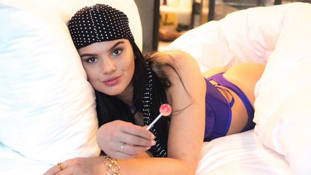 Famke Louise waagt zich aan de kerstklassieker van Mariah