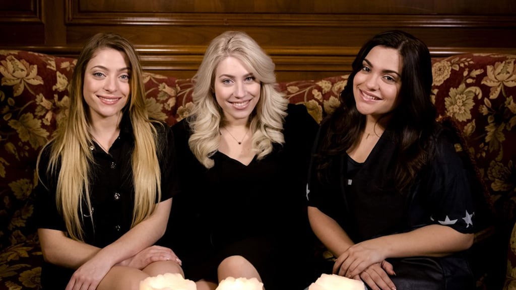 Meiden van OG3NE eren moeder op nieuwe kerstsingle