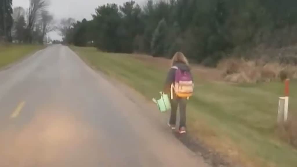 Video van vader die pestende dochter (10) voor straf naar school laat lopen, gaat viral