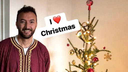 Acteur Nasrdin Dchar bedolven onder kritiek na foto bij kerstboom