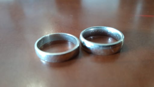 Pinstoring bij het tankstation: vrouw laat trouwringen achter als borg