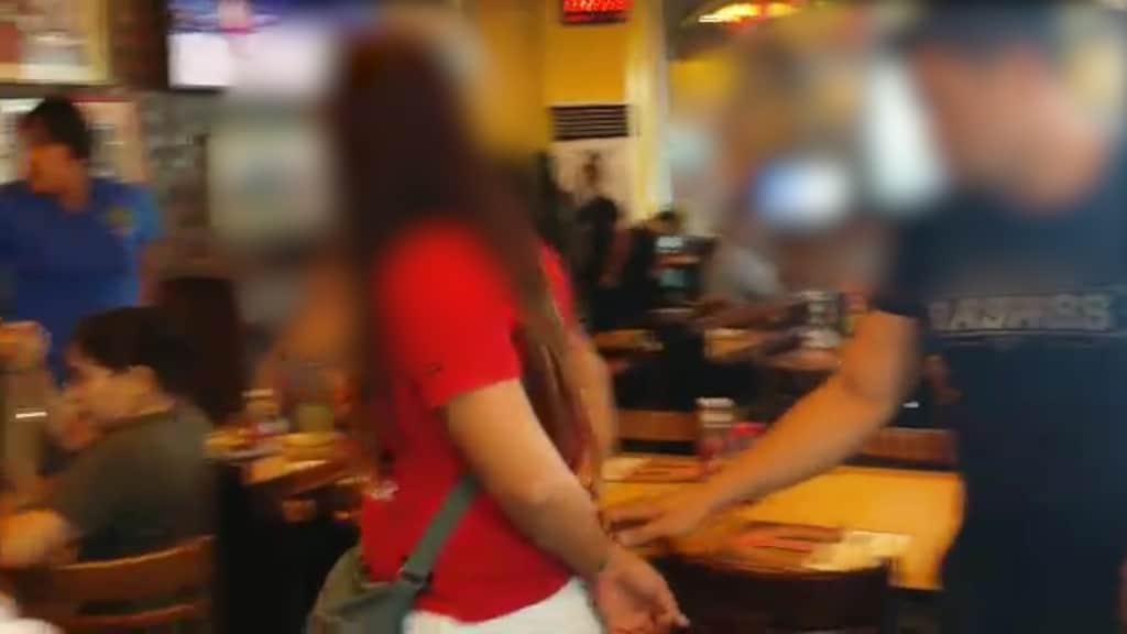 De man wordt aangehouden.