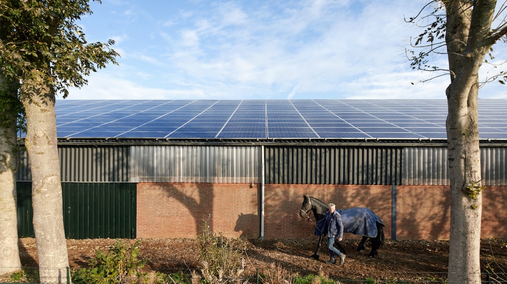 Boeren blij, Essent blij: energiebedrijf vervangt asbestdaken door zonnepanelen