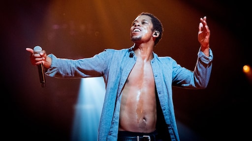 Bijzondere erepenning voor Typhoon