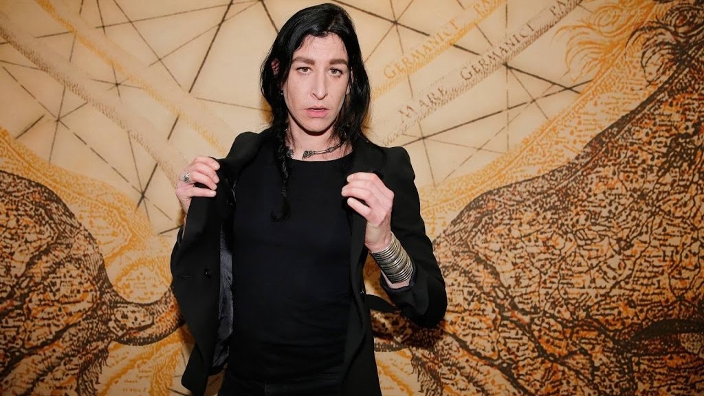 Ryanne van Dorst duikt de duisternis van de nacht in