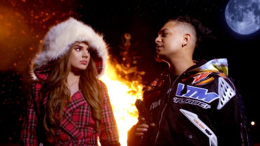 Daar is 'ie dan: dé zoen van Ronnie Flex en Famke Louise