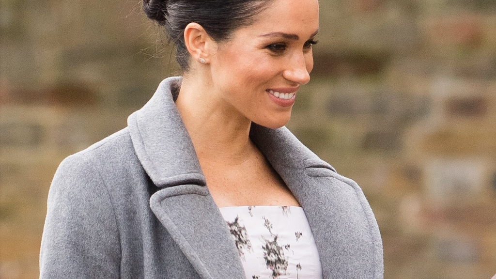 Meghan Markle toont haar groeiende babybuik