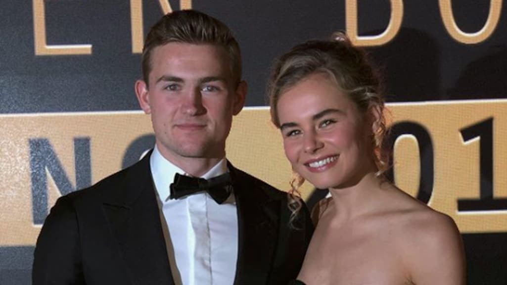 Ajaxcied Matthijs de Ligt showt nieuwe vriendin