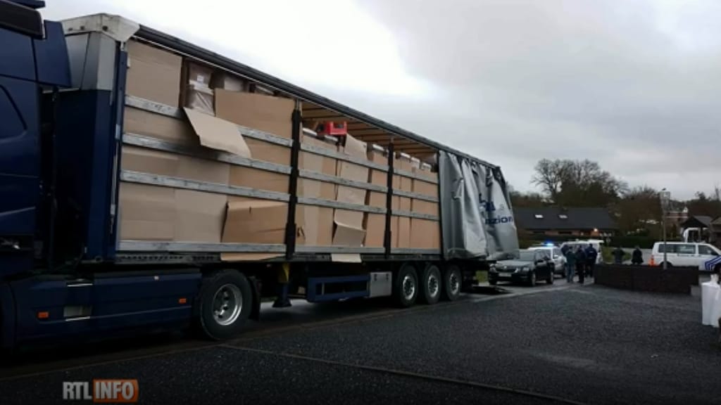 Migranten verstoppen zich tussen doodskisten