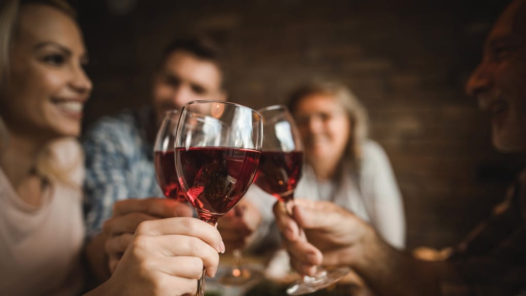 Een glaasje rood bij het kerstdiner? 'Perfecte recept voor migraineaanval'