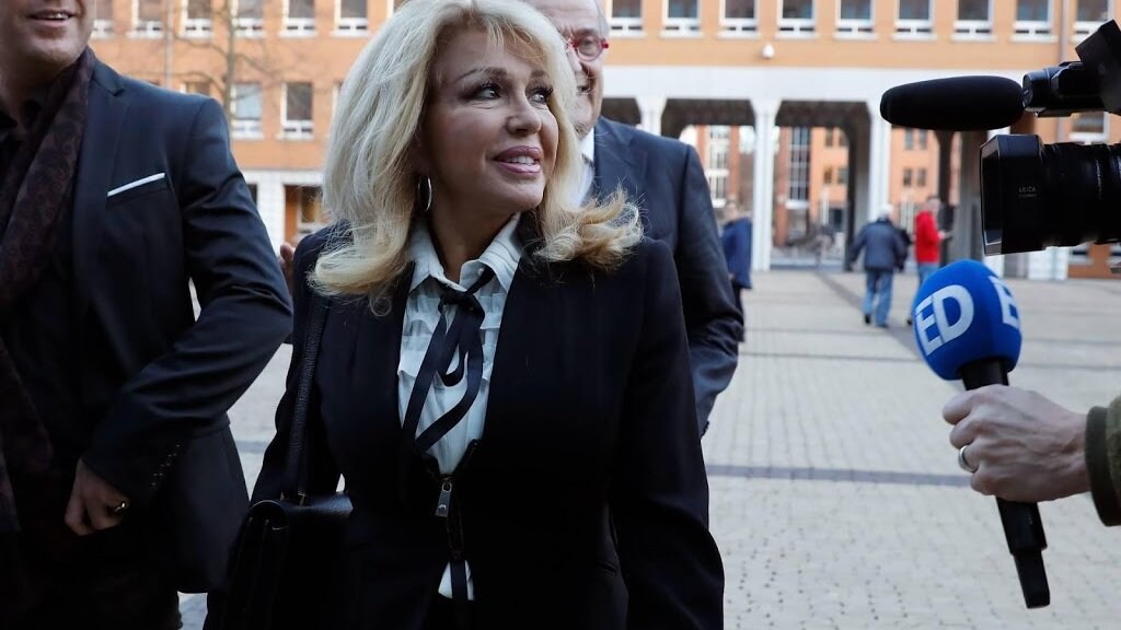 Deurwaarder legt beslag op GeenStijl-boete Patricia Paay