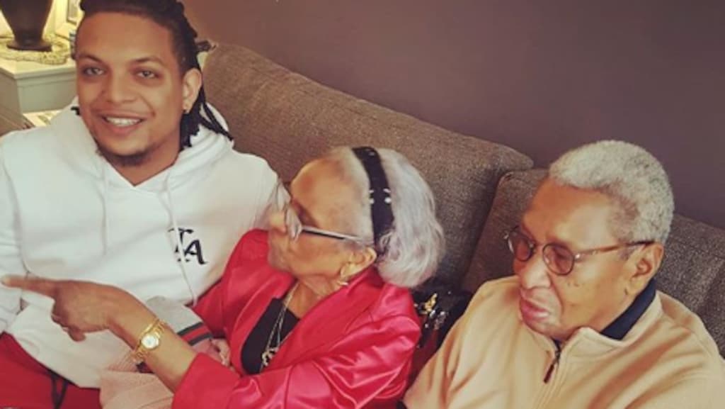 Ronnie Flex gaat met dochtertje langs grootouders