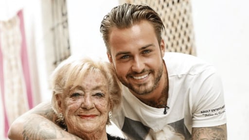 Dave Roelvink treurt om overleden oma Dien