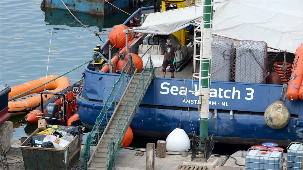 Nederlands schip vol migranten al zes dagen op zoek naar haven
