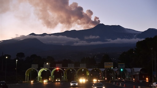 Toeristen uitbarstende Etna blokkeren weg voor hulpdiensten