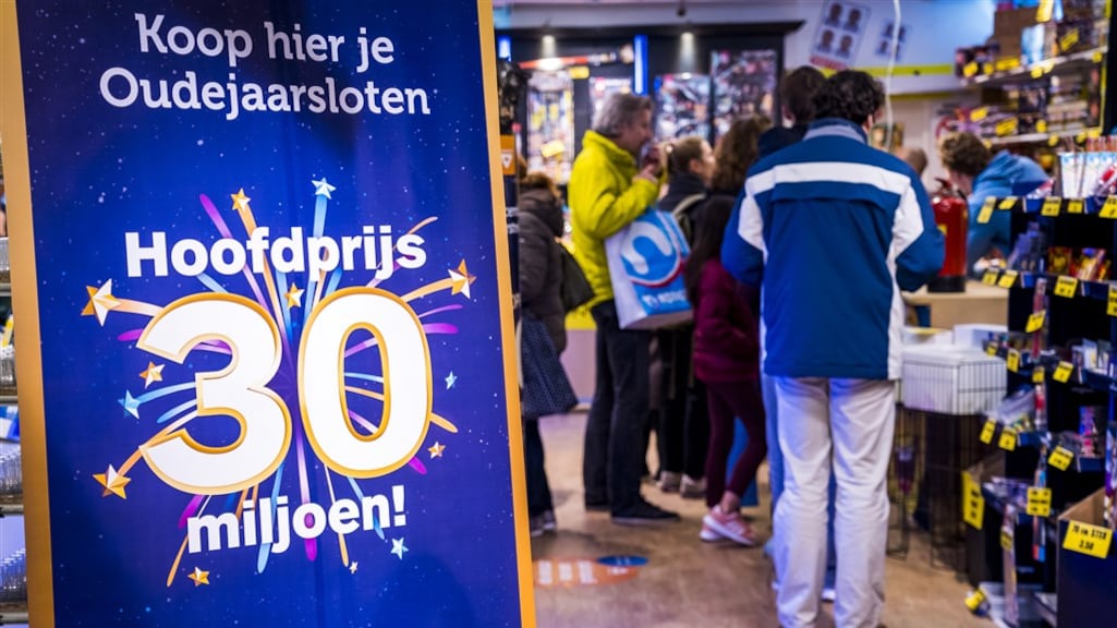 Drukte bij een verkooppunt van de Staatsloterij.