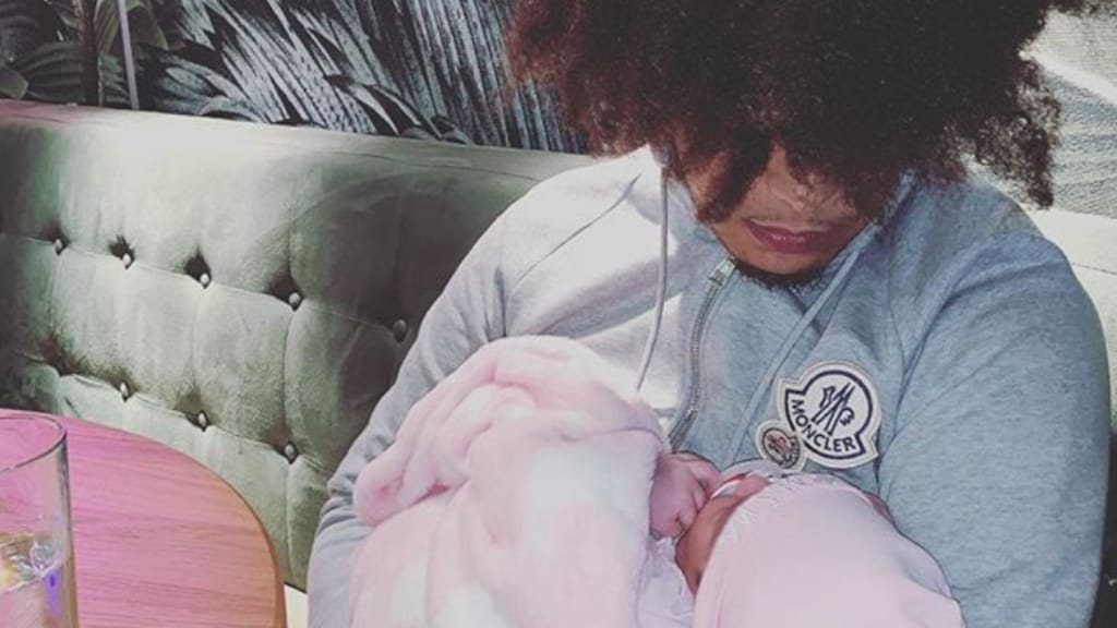 Ronnie Flex en DJ Wef op pad met de kleine Nori