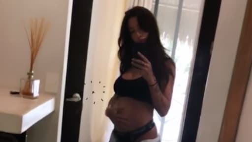 Jaimie Vaes showt haar prachtige babybuik
