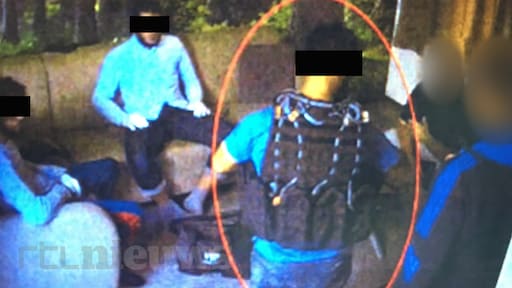 Bomvesten en kalasjnikovs: foto's tonen trainende terrorismeverdachten in Limburgs vakantiehuisje