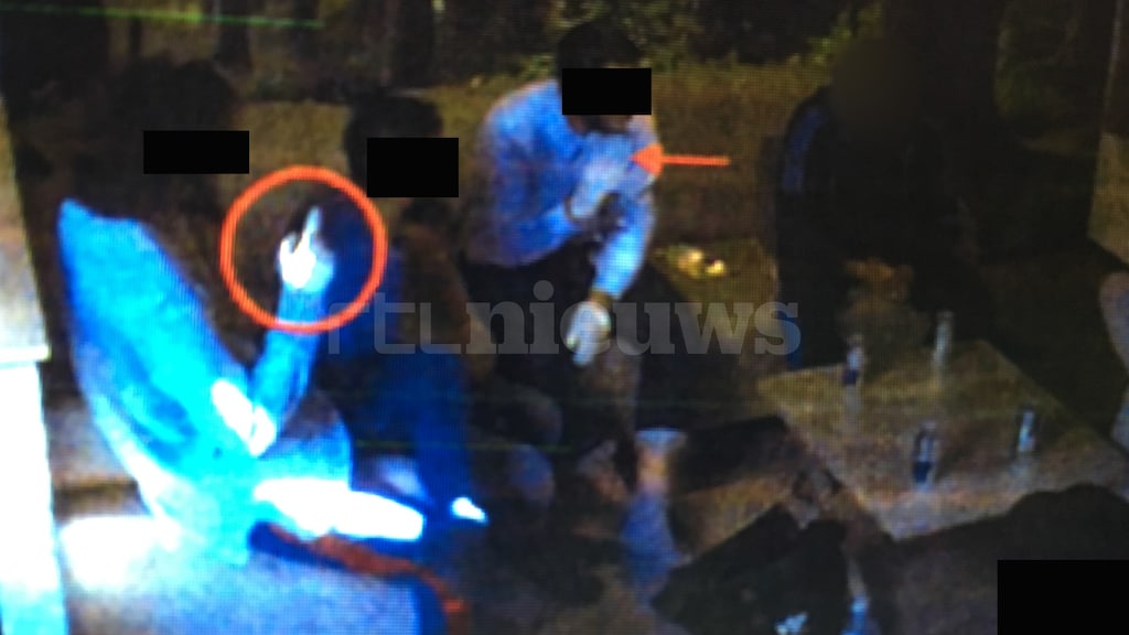 Twee verdachten steken hun rechterwijsvinger omhoog en vormen een teken dat staat voor de eenheid van hun God: "Er is maar een God en dat is Allah."