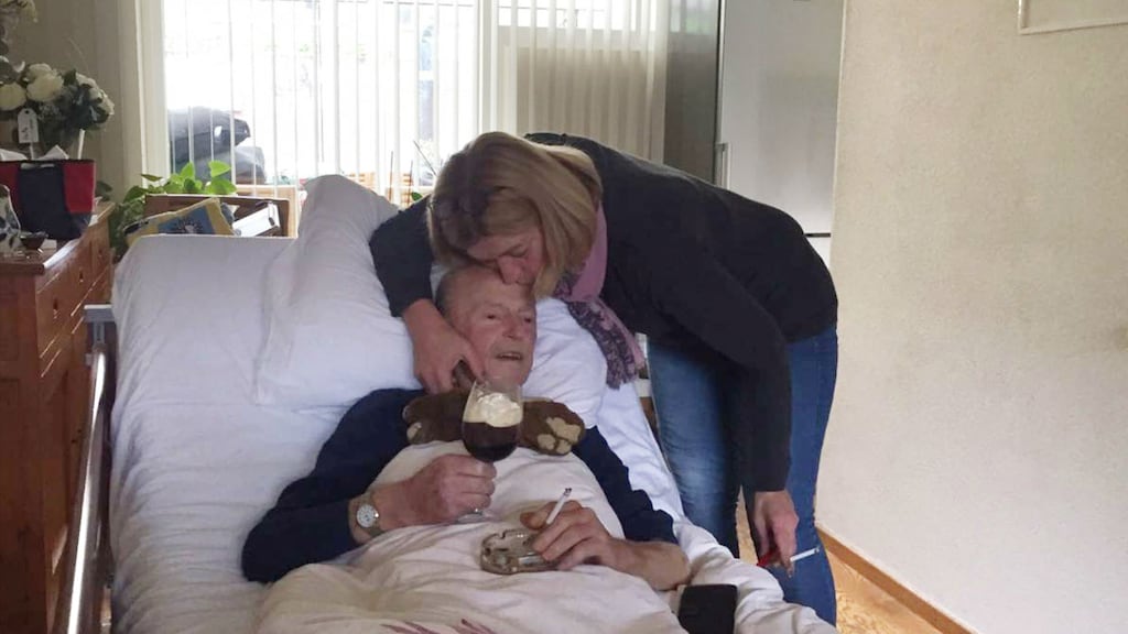 Hans - op de foto met Ineke - drinkt nog een laatste irish coffee, zijn favoriete drankje.