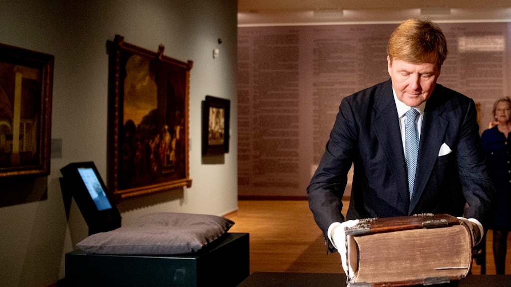Koning Willem-Alexander opent eind vorig jaar de tentoonstelling ‘Werk, bid en bewonder'.