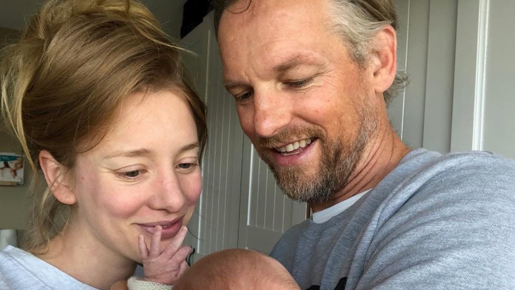 Lief! Barry Atsma laat zijn dochtertje nooit meer los