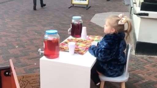 Dochtertje Marly van der Velden verkoopt koekjes op straat
