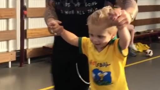 André Hazes jr. heeft tijd van zijn leven in gymzaal