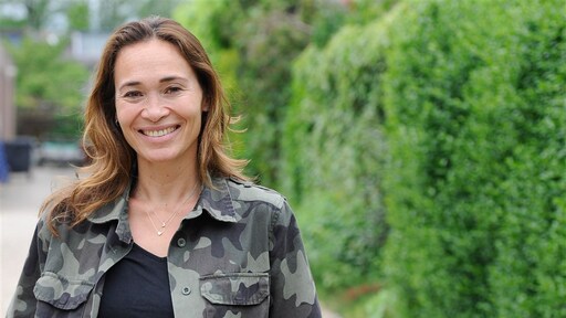 Man Bibian Mentel eert haar met lieve woorden