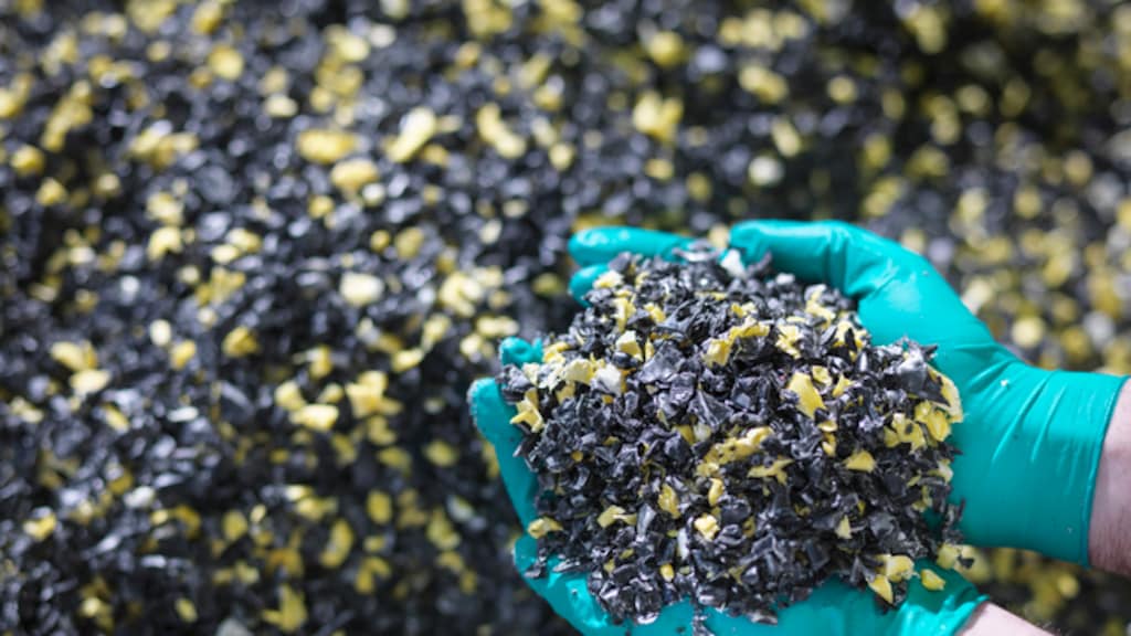 Het plastic wordt schoongemaakt en in kleine stukjes gehakt. Die korrels kunnen weer worden gebruikt om nieuw plastic van te maken.