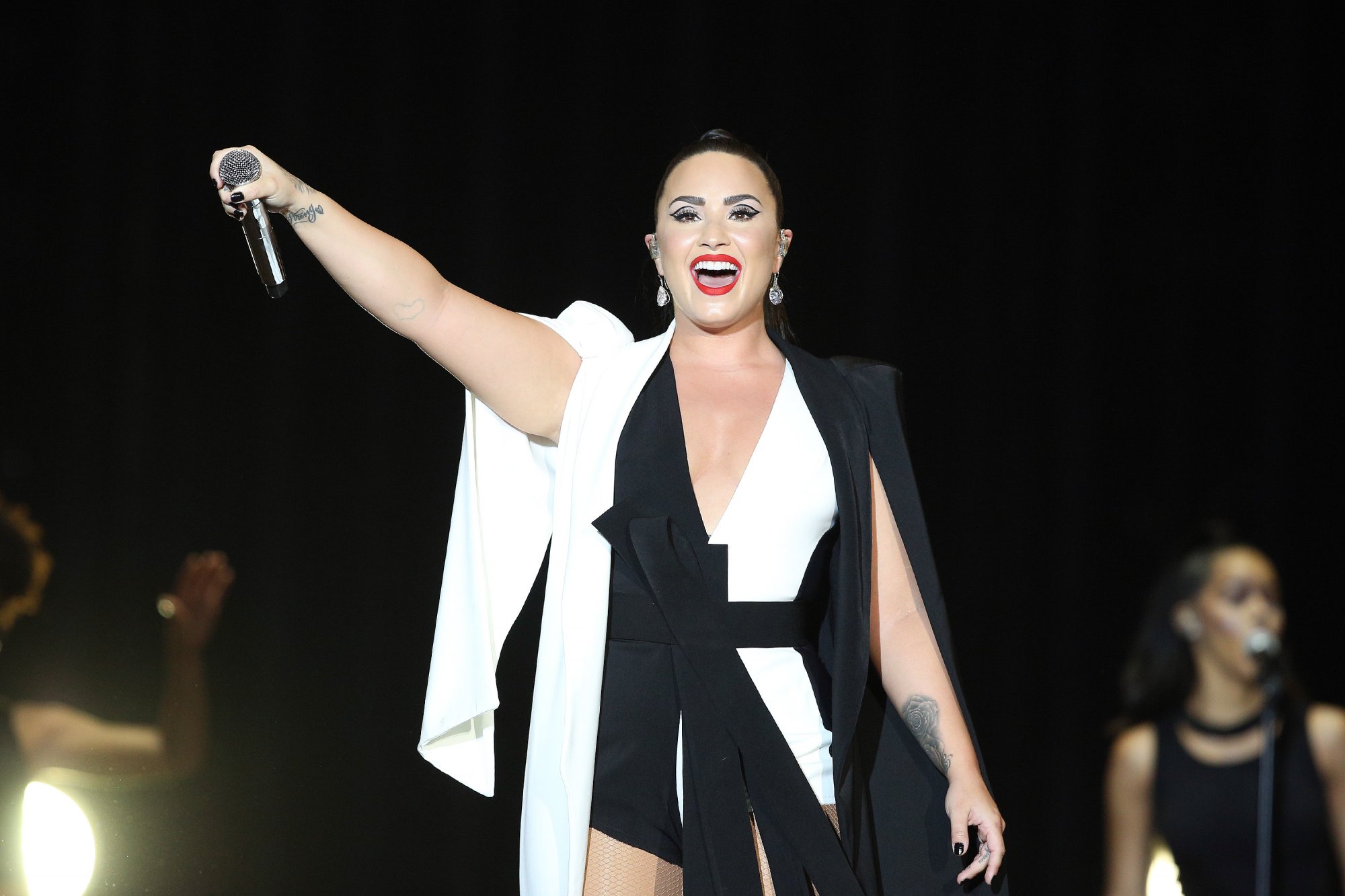 Demi Lovato viert half jaar clean met taart
