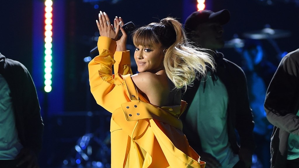 Ariana Grande past haar mislukte tattoo aan