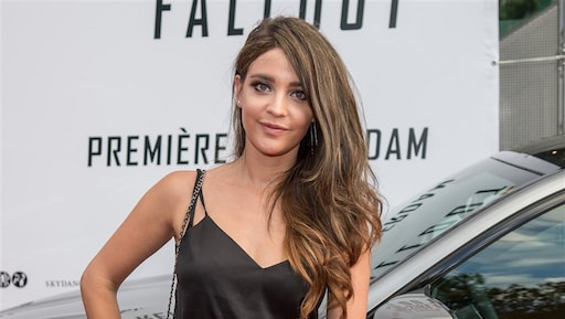 Kijkers lopen weg met moeders in Steenrijk, Straatarm