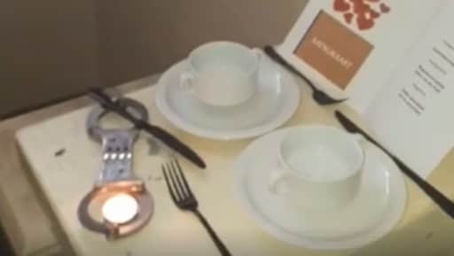 Politie organiseert valentijnsdiner in de cel: 'Handboeien mee'