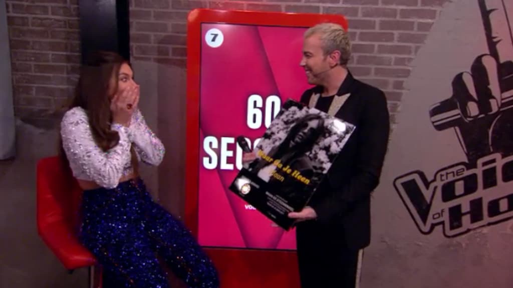 Zangeres Maan verrast met gouden plaat