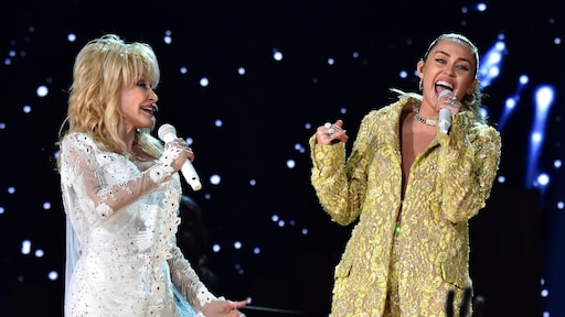 Dolly Parton en Miley Cyrus samen op het podium tijdens Grammy's