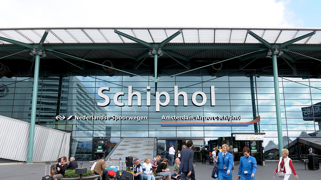 Afghaanse tolk na 'lange nachtmerrie' eindelijk met gezin geland op Schiphol