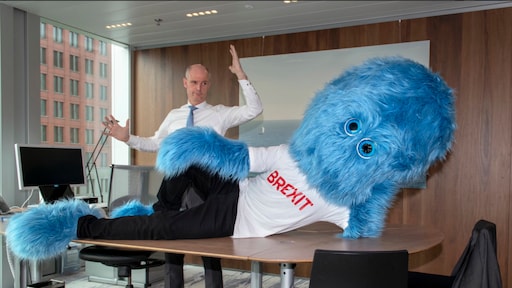 Zo werd het blauwharige brexitmonster bedacht