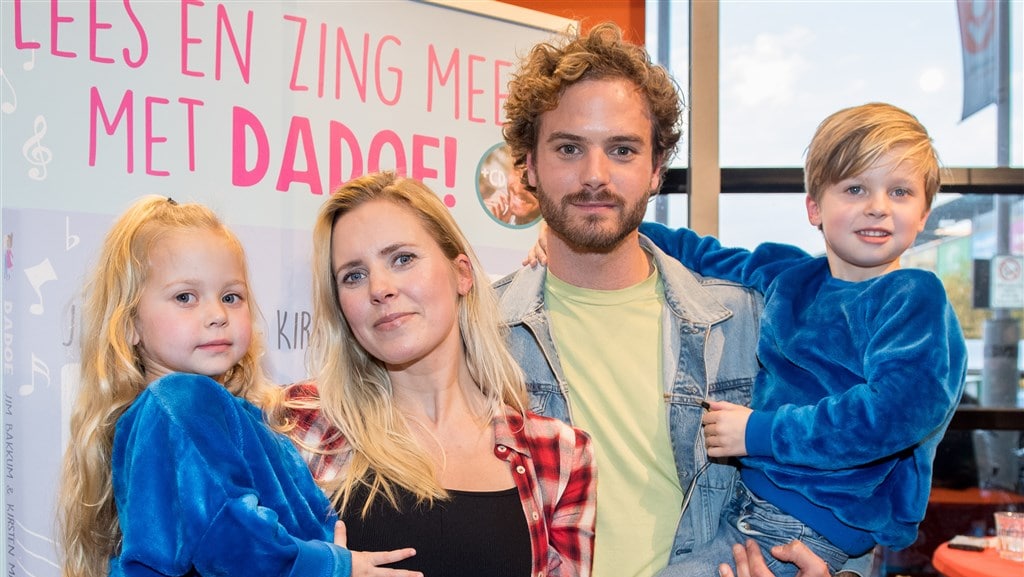 Jim Bakkum plaagt '64-jarige' Bettina met haar verjaardag