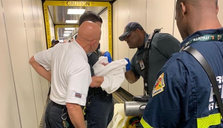 Vrouw bevalt aan boord van vliegtuig, baby kerngezond