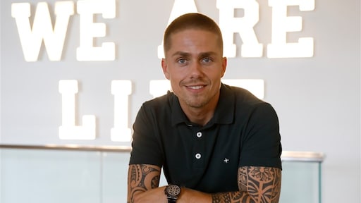 André Hazes neemt hilarische tattoo van Bas Smit